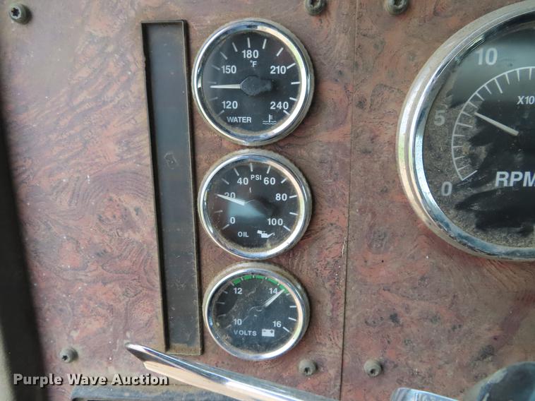 image for item DF7827 1999 International 9200 semi truck