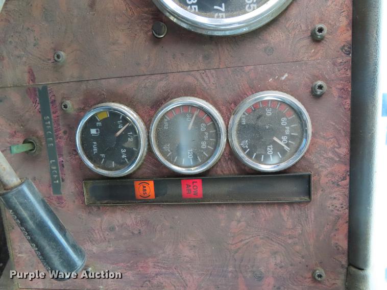 image for item DF7827 1999 International 9200 semi truck