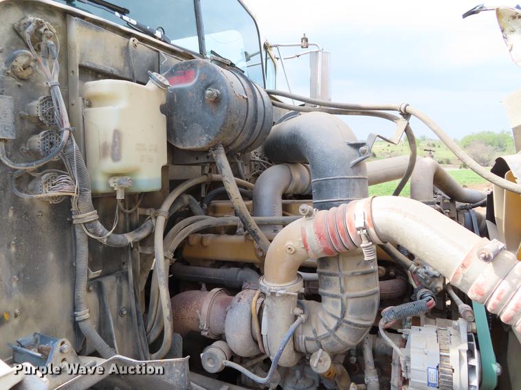 image for item DF7827 1999 International 9200 semi truck