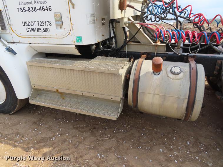 image for item DF7827 1999 International 9200 semi truck