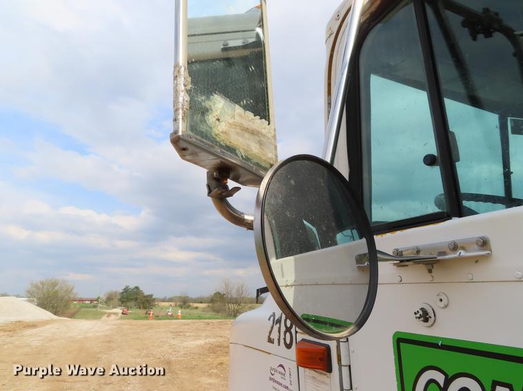 image for item DF7827 1999 International 9200 semi truck