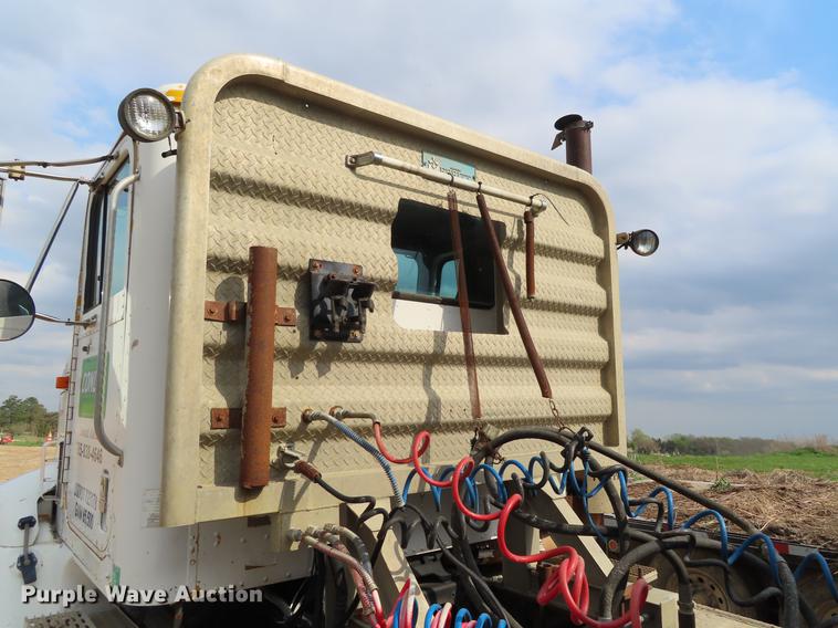 image for item DF7827 1999 International 9200 semi truck