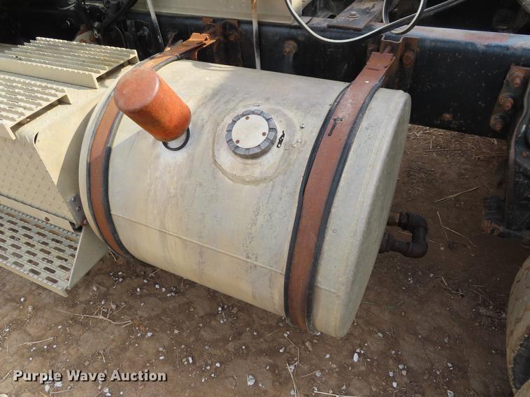 image for item DF7827 1999 International 9200 semi truck