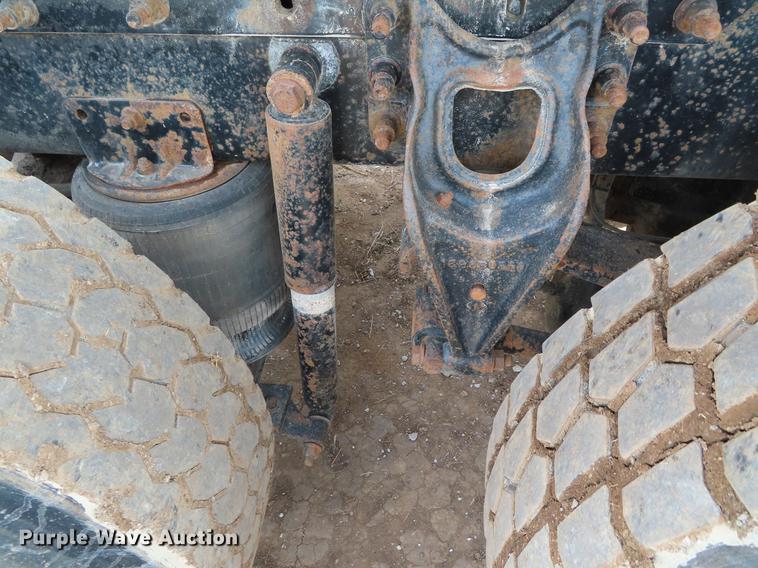 image for item DF7827 1999 International 9200 semi truck