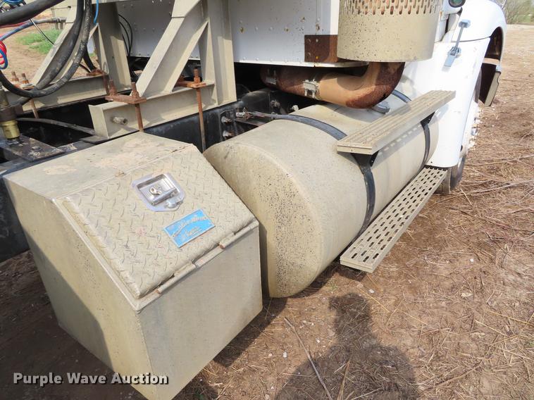 image for item DF7827 1999 International 9200 semi truck