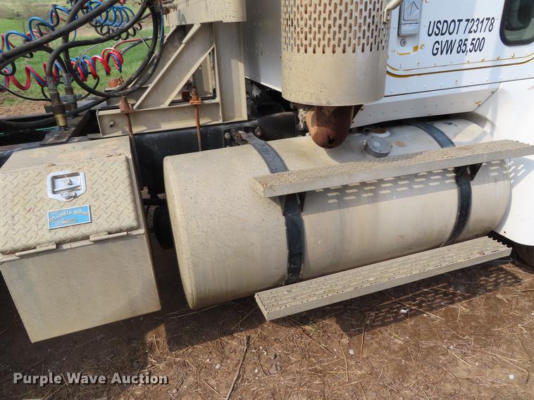 image for item DF7827 1999 International 9200 semi truck