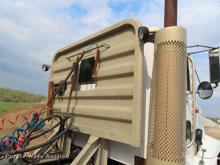 image for item DF7827 1999 International 9200 semi truck