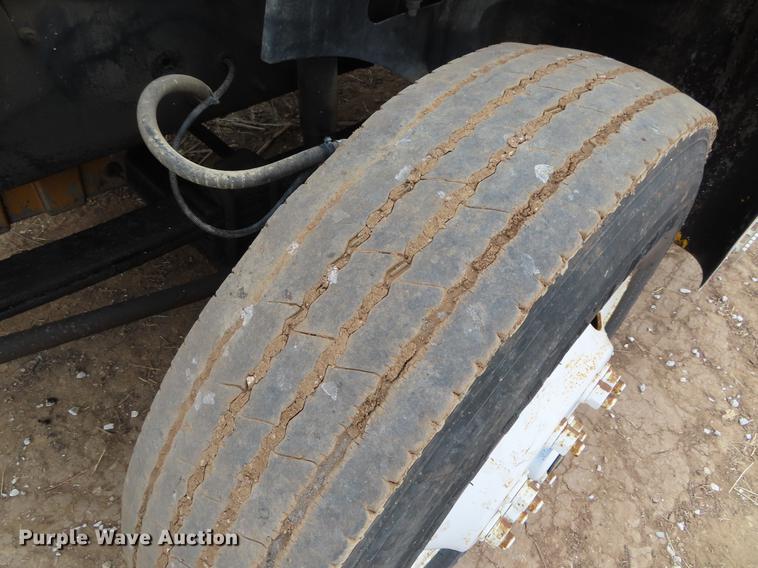 image for item DF7827 1999 International 9200 semi truck