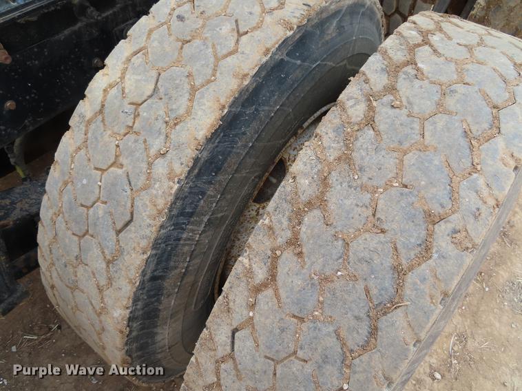 image for item DF7827 1999 International 9200 semi truck