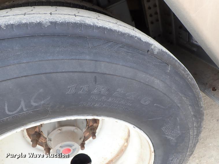 image for item DF8911 2011 Wilson Silver Star PSDCL-402 livestock trailer