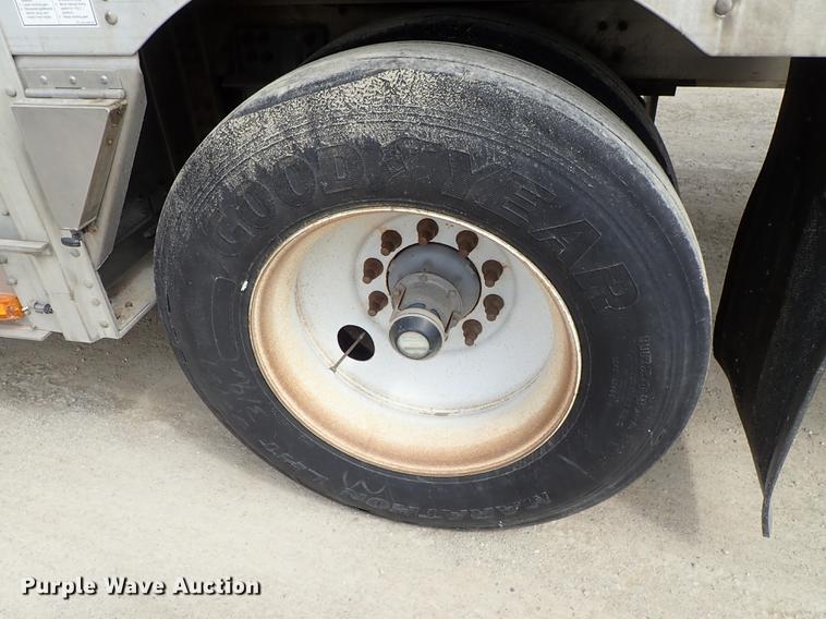 image for item DF8911 2011 Wilson Silver Star PSDCL-402 livestock trailer