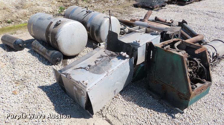 image for item DI9494 2008 Peterbilt 387 semi truck parts