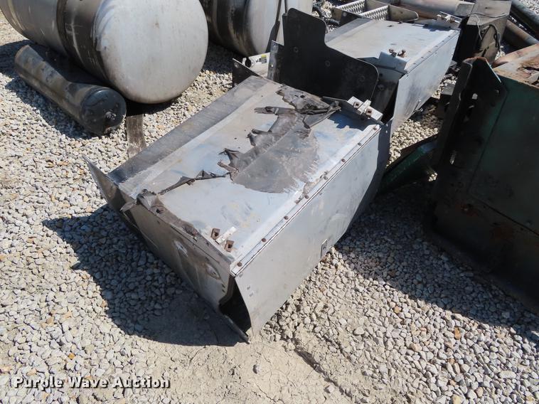 image for item DI9494 2008 Peterbilt 387 semi truck parts