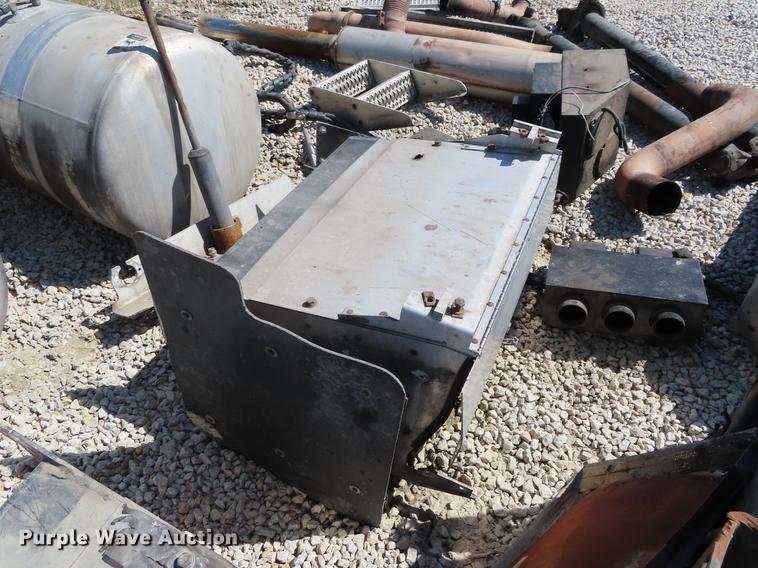 image for item DI9494 2008 Peterbilt 387 semi truck parts