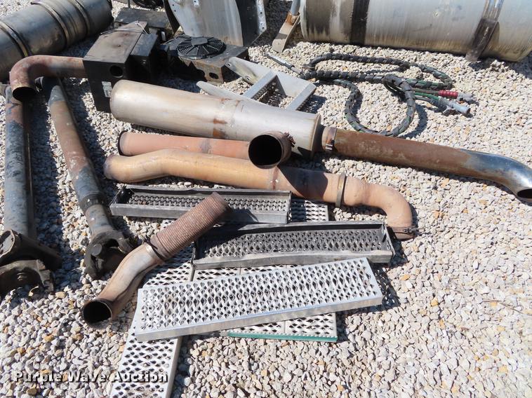 image for item DI9494 2008 Peterbilt 387 semi truck parts