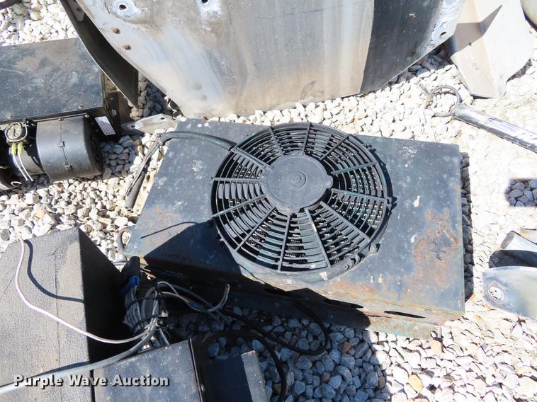 image for item DI9494 2008 Peterbilt 387 semi truck parts