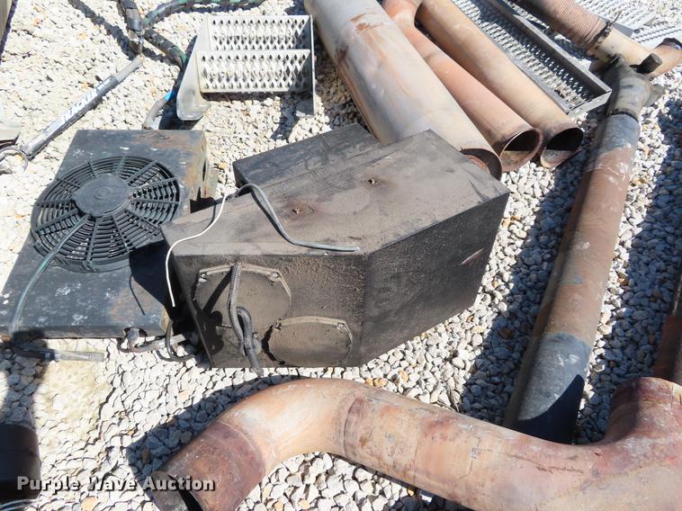 image for item DI9494 2008 Peterbilt 387 semi truck parts