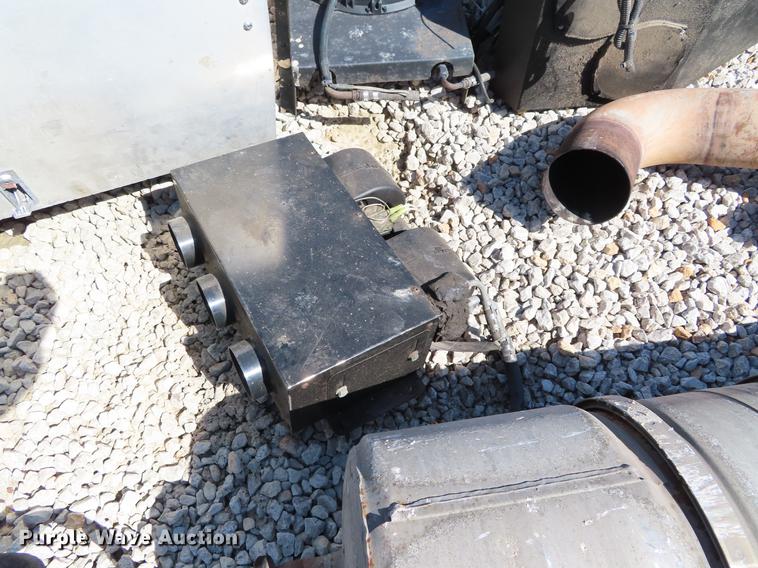 image for item DI9494 2008 Peterbilt 387 semi truck parts