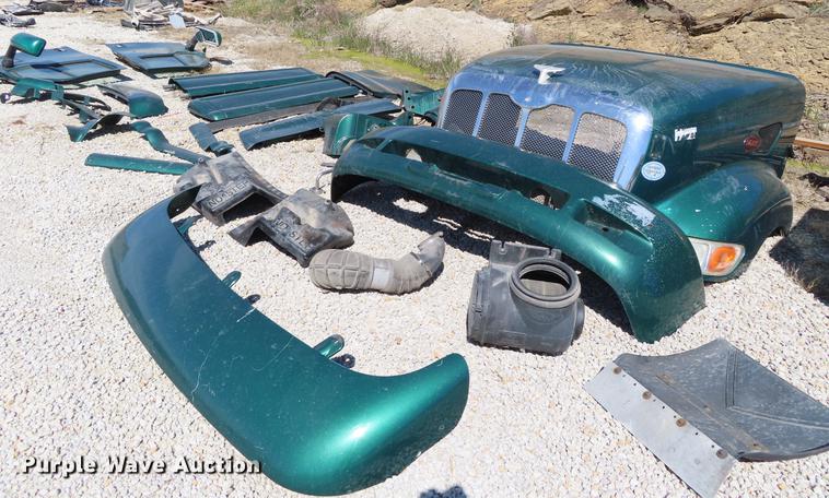 image for item DI9495 2008 Peterbilt 387 semi truck parts