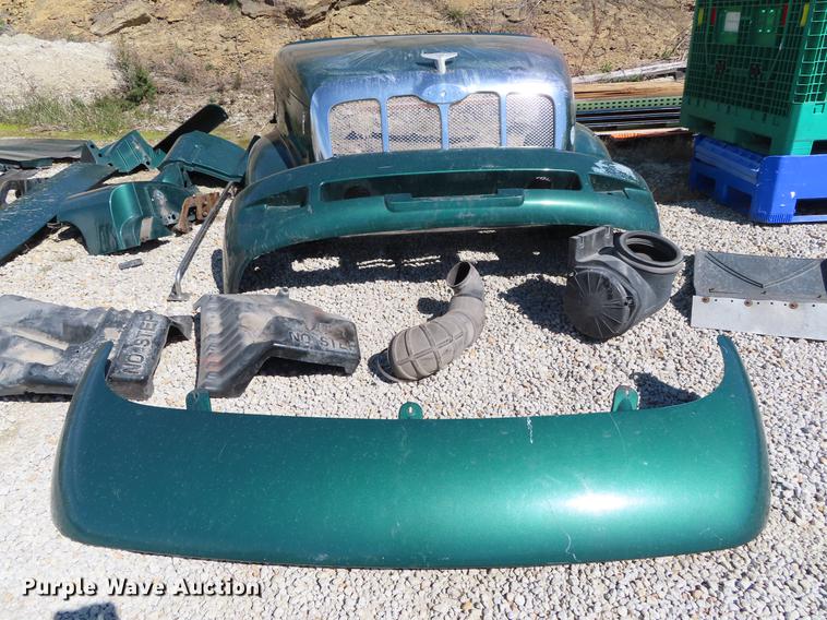 image for item DI9495 2008 Peterbilt 387 semi truck parts