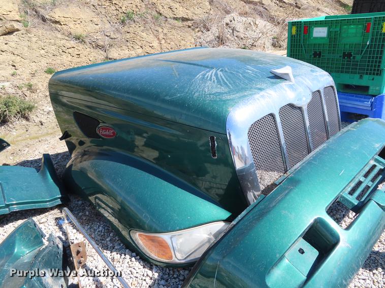 image for item DI9495 2008 Peterbilt 387 semi truck parts