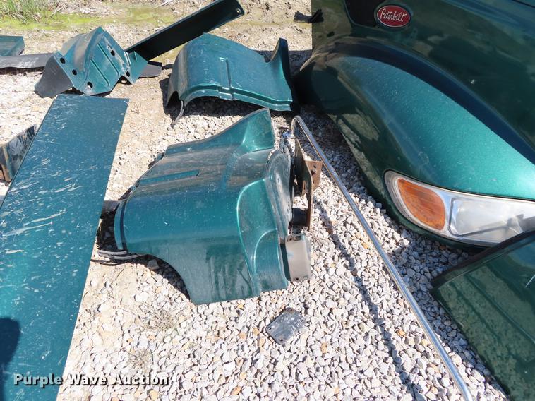 image for item DI9495 2008 Peterbilt 387 semi truck parts