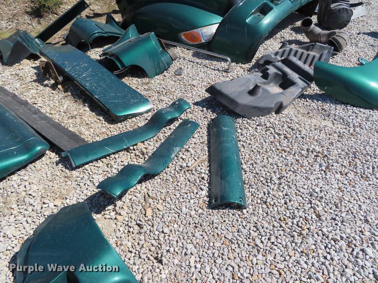 image for item DI9495 2008 Peterbilt 387 semi truck parts