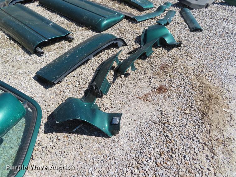 image for item DI9495 2008 Peterbilt 387 semi truck parts