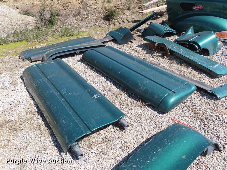 image for item DI9495 2008 Peterbilt 387 semi truck parts