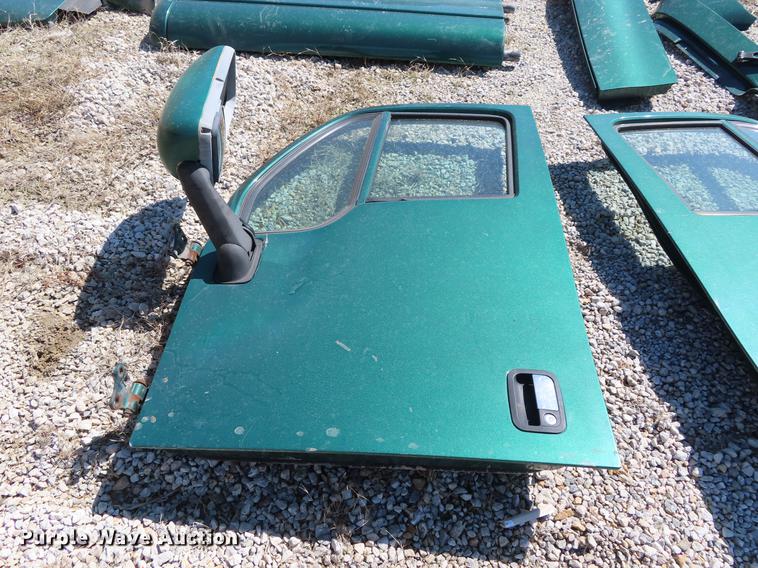 image for item DI9495 2008 Peterbilt 387 semi truck parts