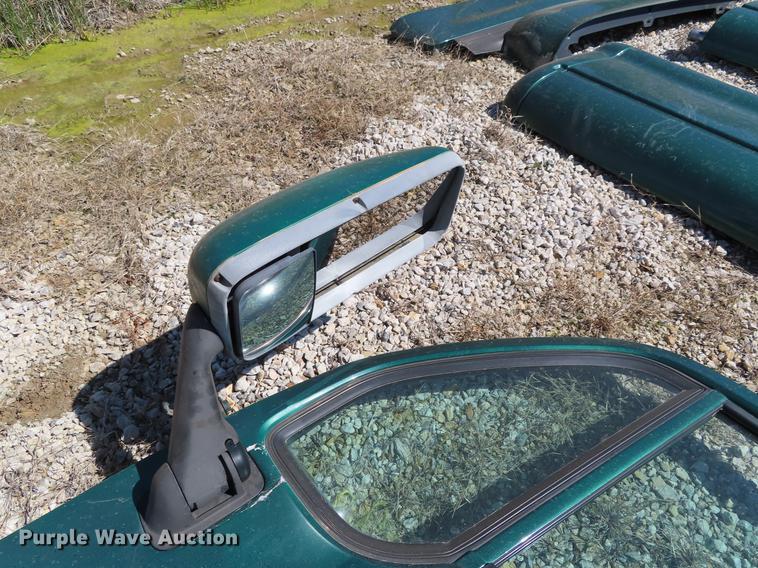 image for item DI9495 2008 Peterbilt 387 semi truck parts