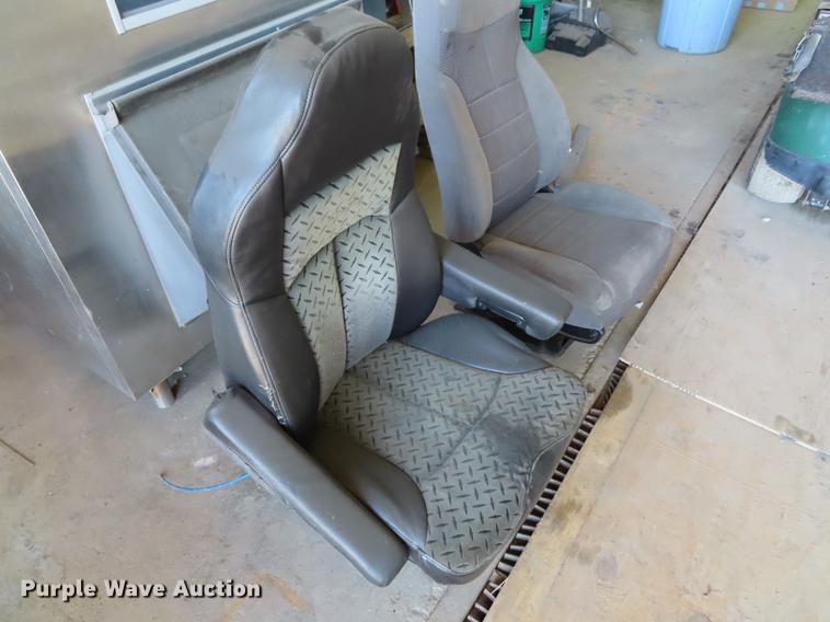 image for item DI9495 2008 Peterbilt 387 semi truck parts