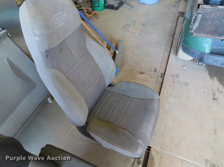 image for item DI9495 2008 Peterbilt 387 semi truck parts