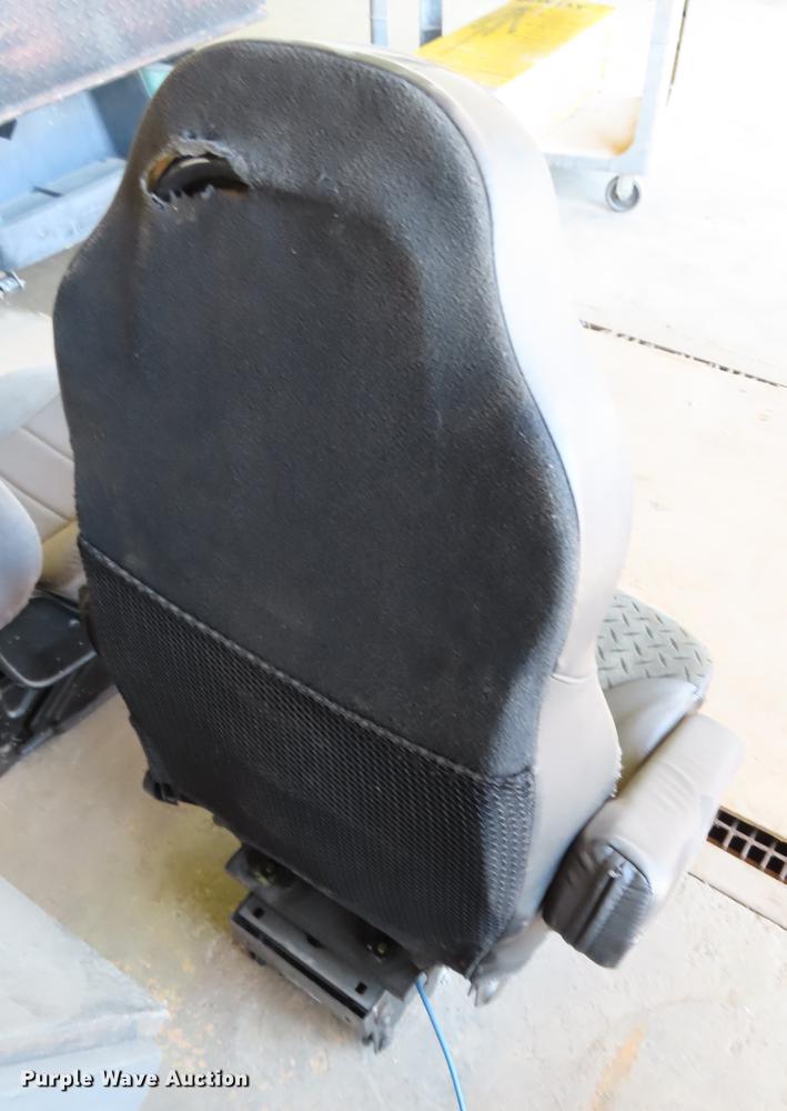 image for item DI9495 2008 Peterbilt 387 semi truck parts