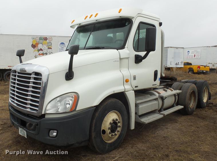 image for item DX9162 2011 Freightliner Cascadia semi truck