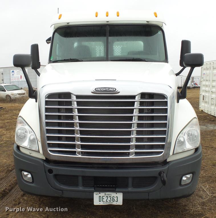 image for item DX9162 2011 Freightliner Cascadia semi truck