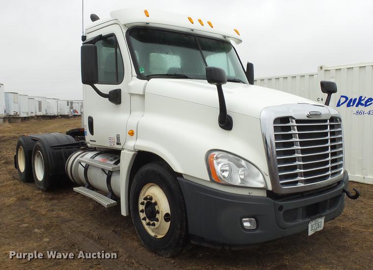 image for item DX9162 2011 Freightliner Cascadia semi truck