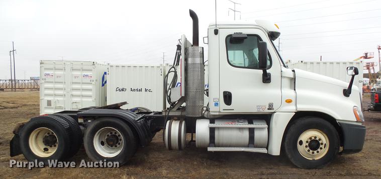 image for item DX9162 2011 Freightliner Cascadia semi truck