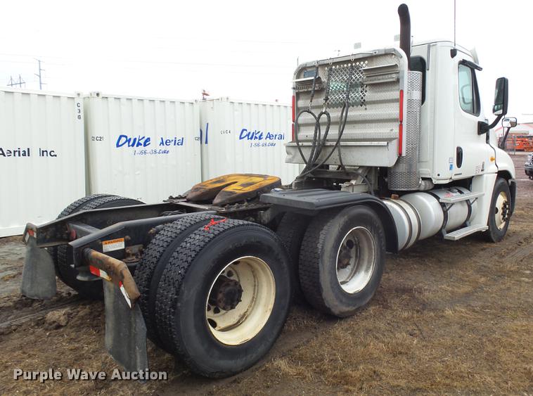 image for item DX9162 2011 Freightliner Cascadia semi truck