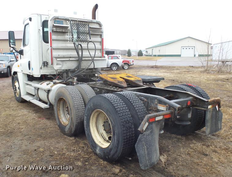 image for item DX9162 2011 Freightliner Cascadia semi truck