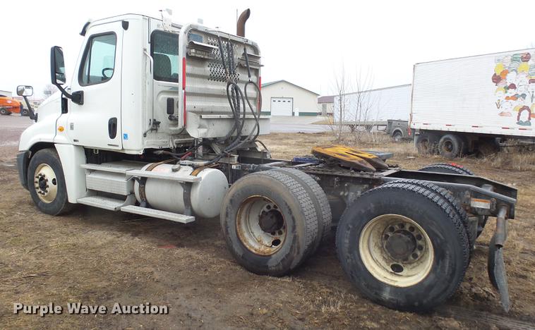 image for item DX9162 2011 Freightliner Cascadia semi truck