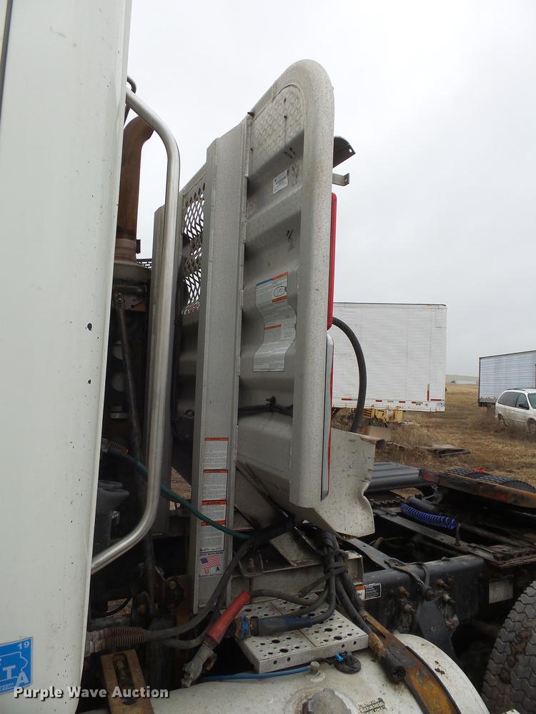 image for item DX9162 2011 Freightliner Cascadia semi truck