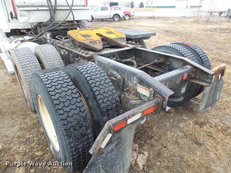 image for item DX9162 2011 Freightliner Cascadia semi truck