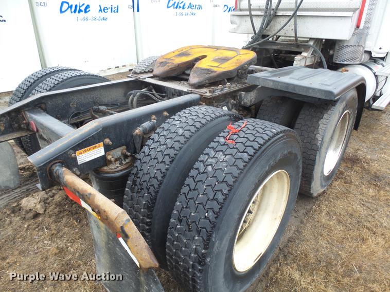 image for item DX9162 2011 Freightliner Cascadia semi truck