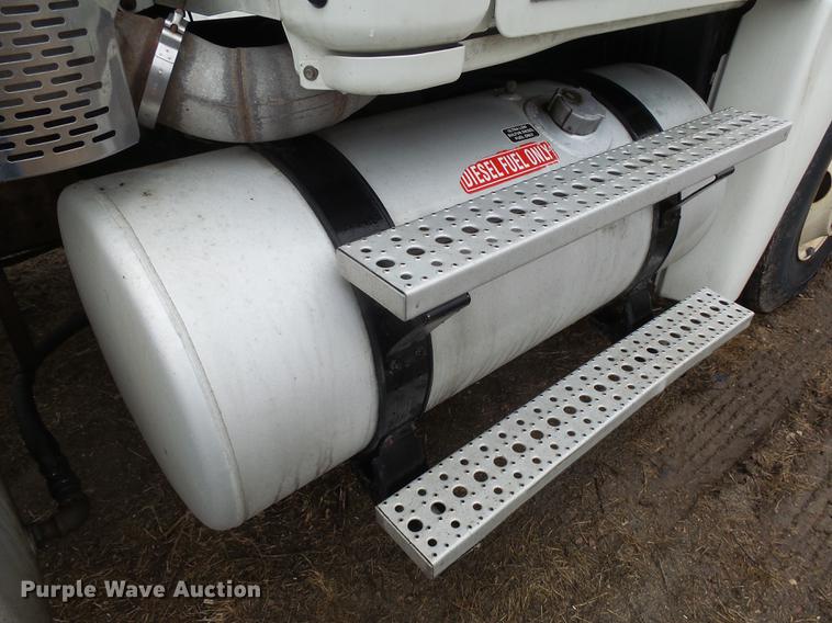 image for item DX9162 2011 Freightliner Cascadia semi truck