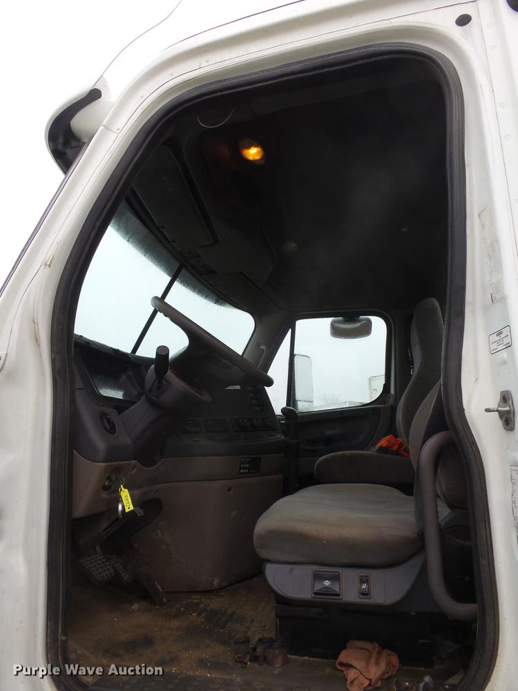 image for item DX9162 2011 Freightliner Cascadia semi truck