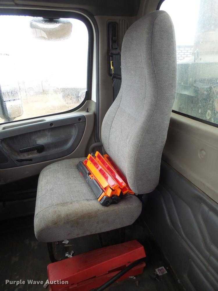 image for item DX9162 2011 Freightliner Cascadia semi truck