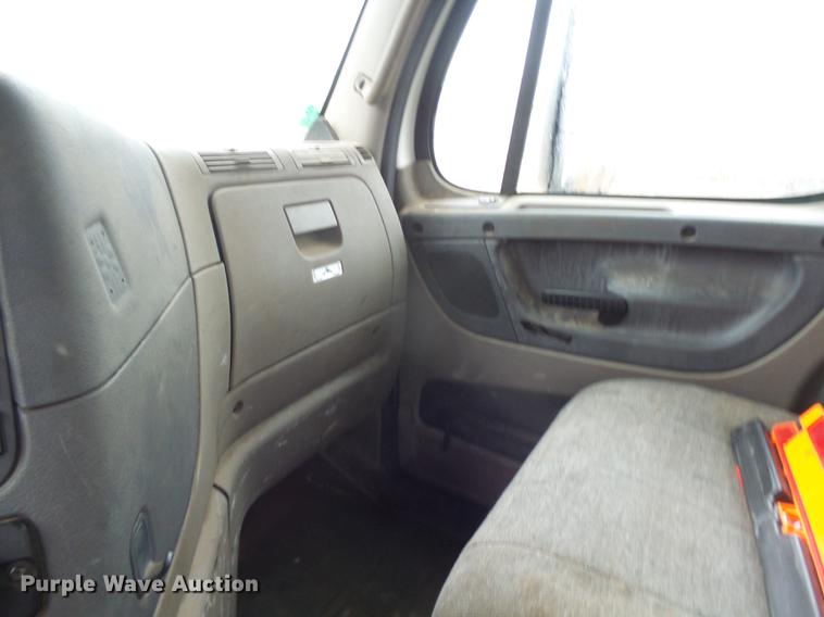 image for item DX9162 2011 Freightliner Cascadia semi truck