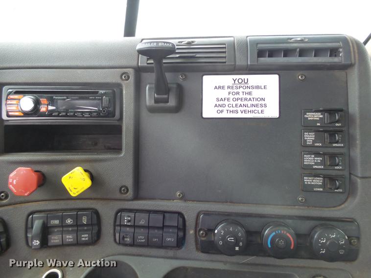 image for item DX9162 2011 Freightliner Cascadia semi truck