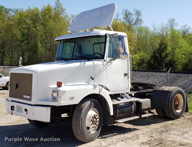 image for item EN9897 1995 White GMC WG semi truck